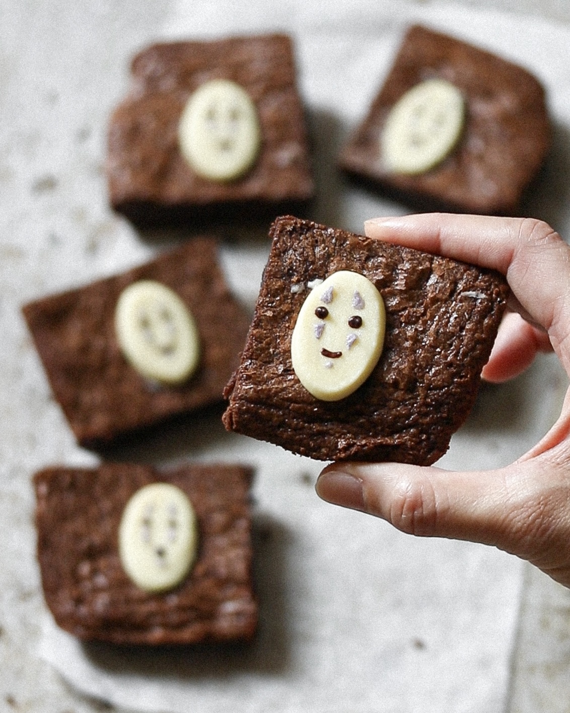 claire分享了過去製作布朗尼的經驗，詳細比較了調溫巧克力和非調溫巧克力的不同。調溫巧克力製作的布朗尼麵糊更滑順，有光澤，烘烤後脆皮更大片；非調溫巧克力則麵糊較黏稠，脆皮呈小碎塊狀。作者偏愛調溫巧克力，但普通巧克力也可使用。